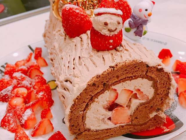 クリスマスケーキ、苺入りブッシュドノエル